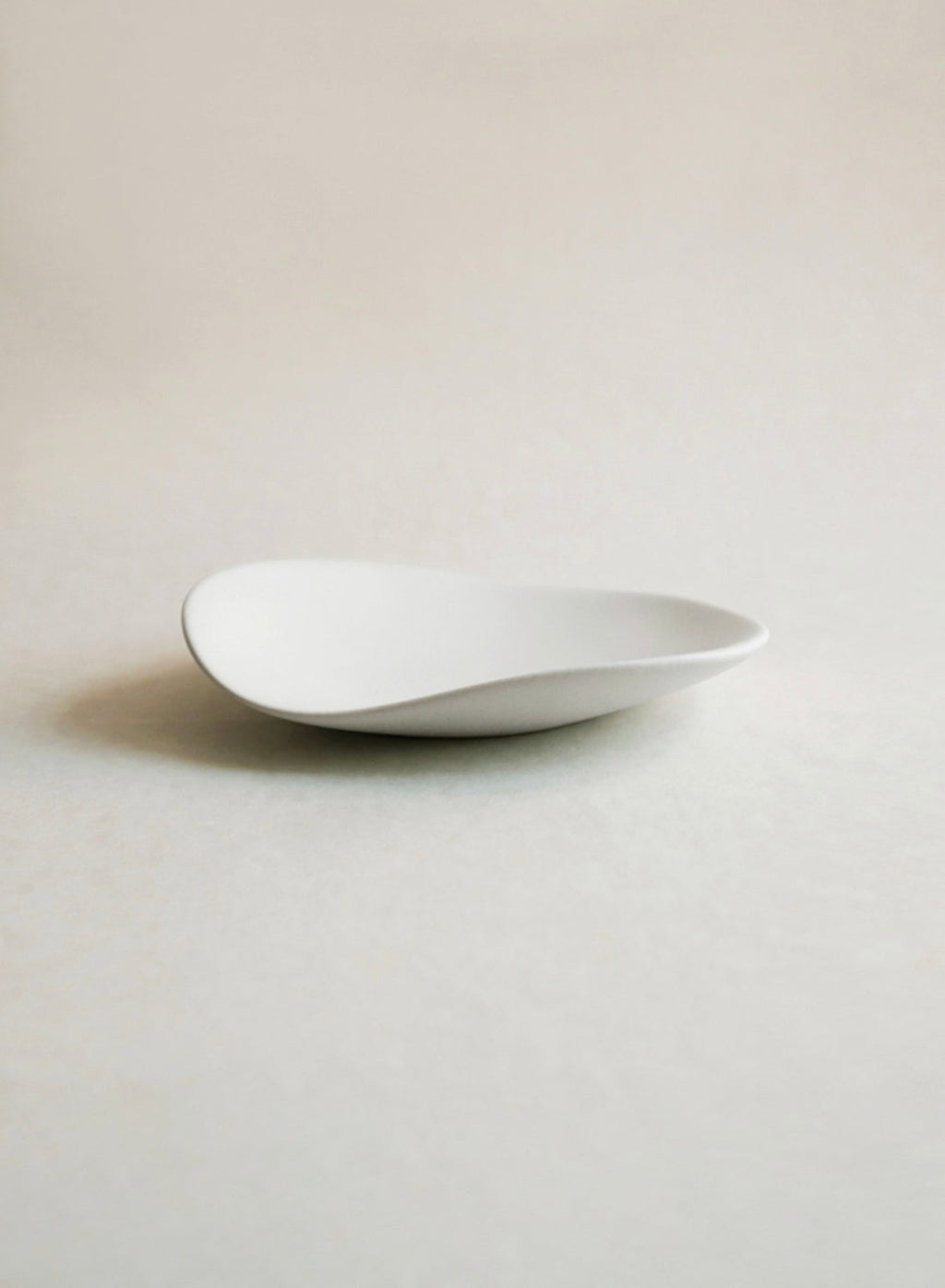Petite assiette en galets NR Ceramics, pierre blanche