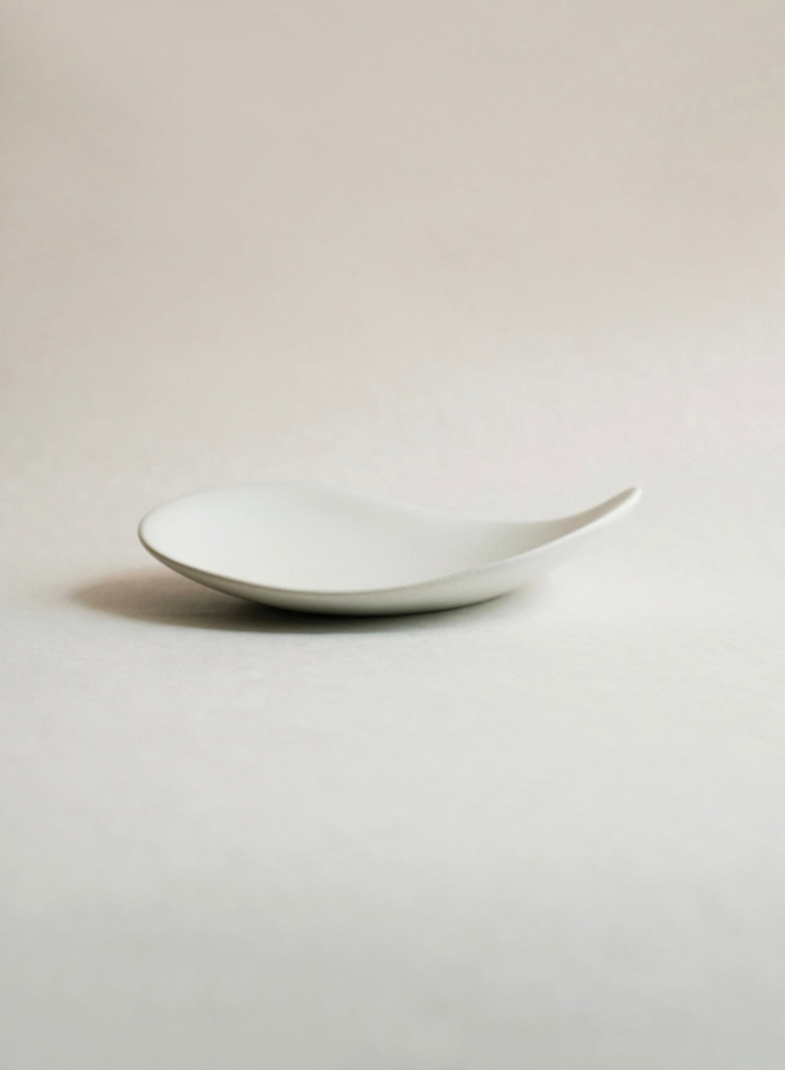 Petite assiette en galets NR Ceramics, pierre blanche