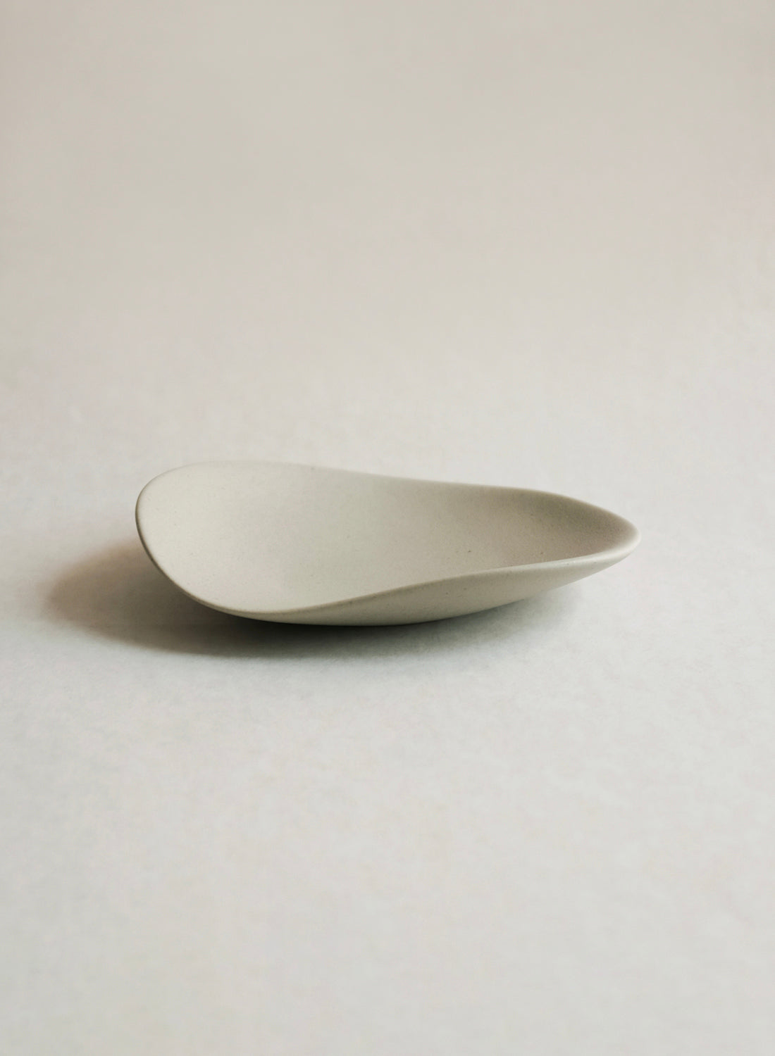 Petite assiette à galets NR Ceramics, beige terre