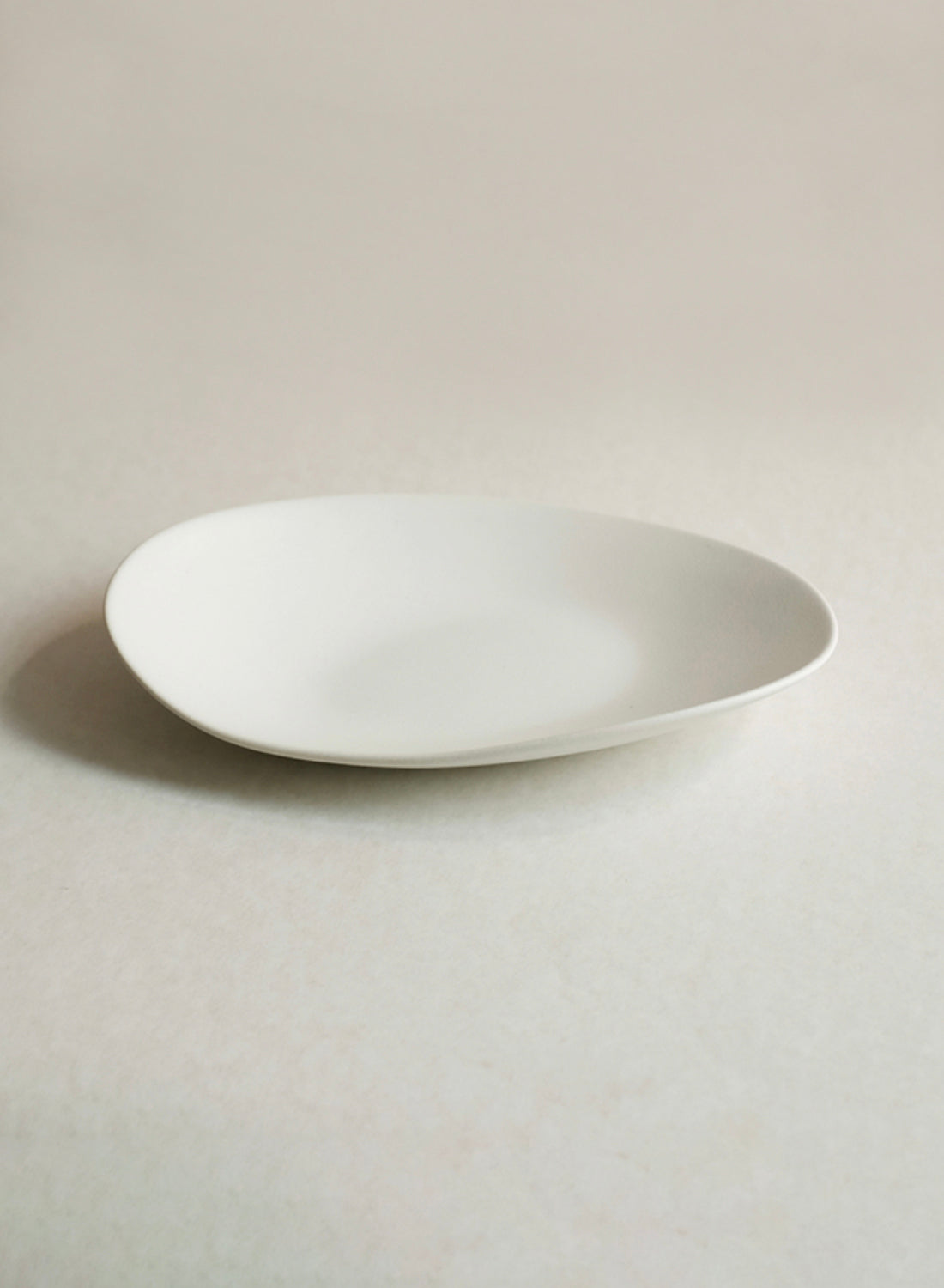 Assiette à galets moyenne NR Ceramics, pierre blanche