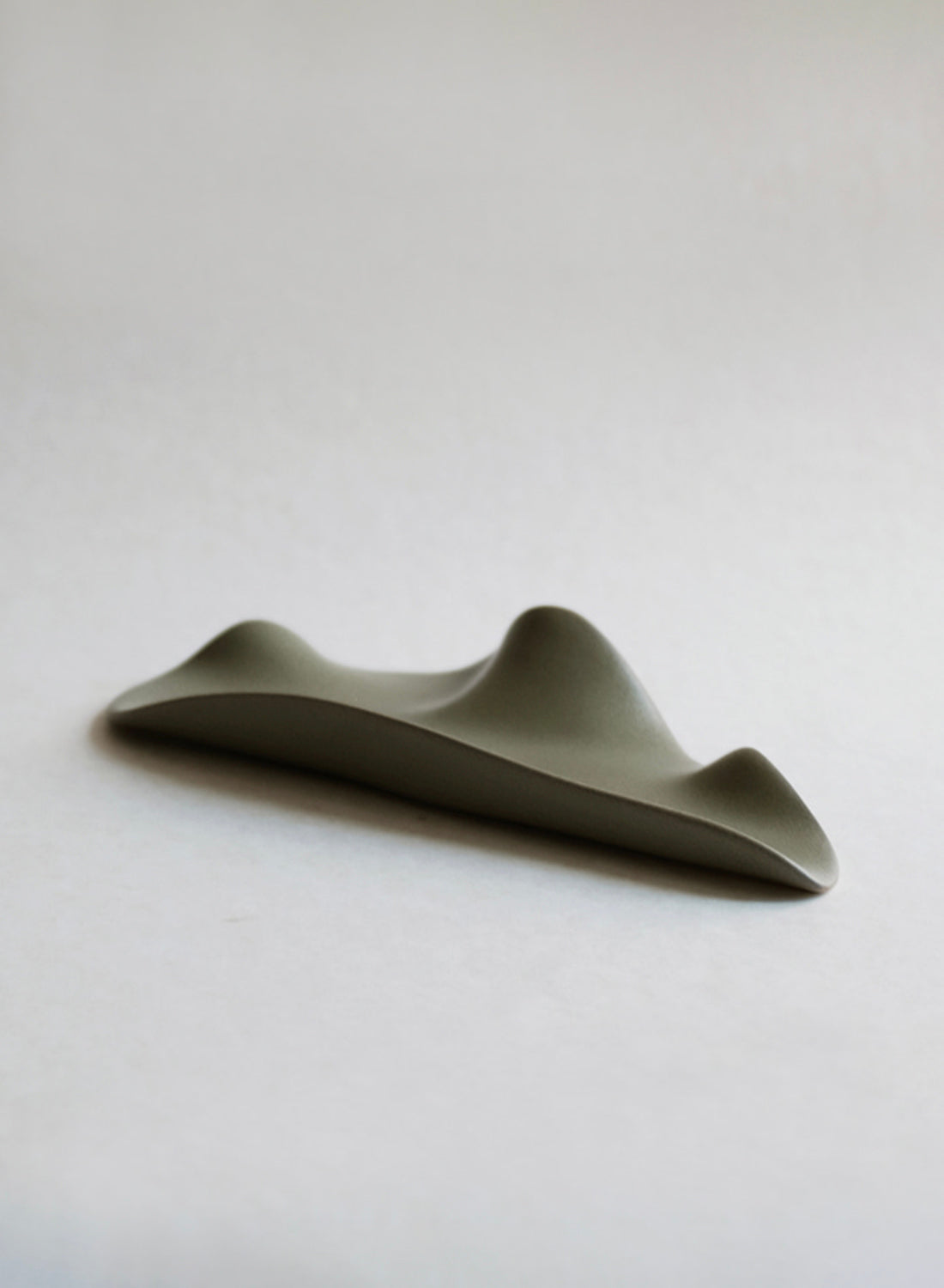 Assiette feuille en céramique NR, vert forêt