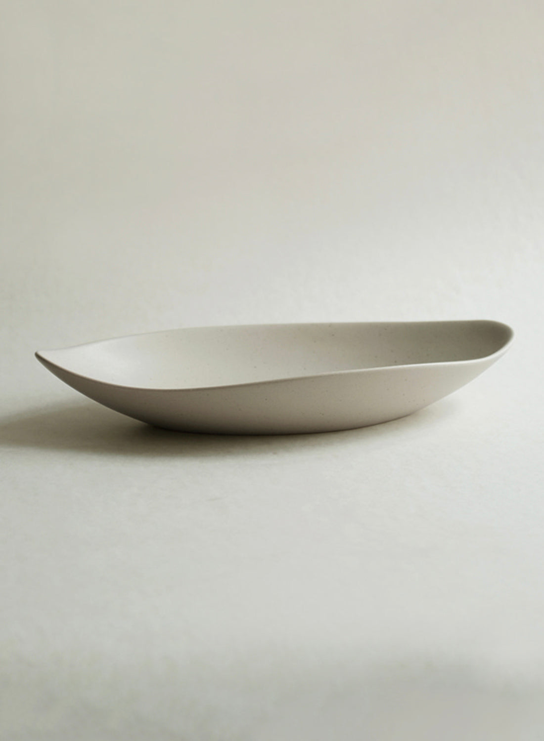 Assiette ovale en céramique NR, beige terre
